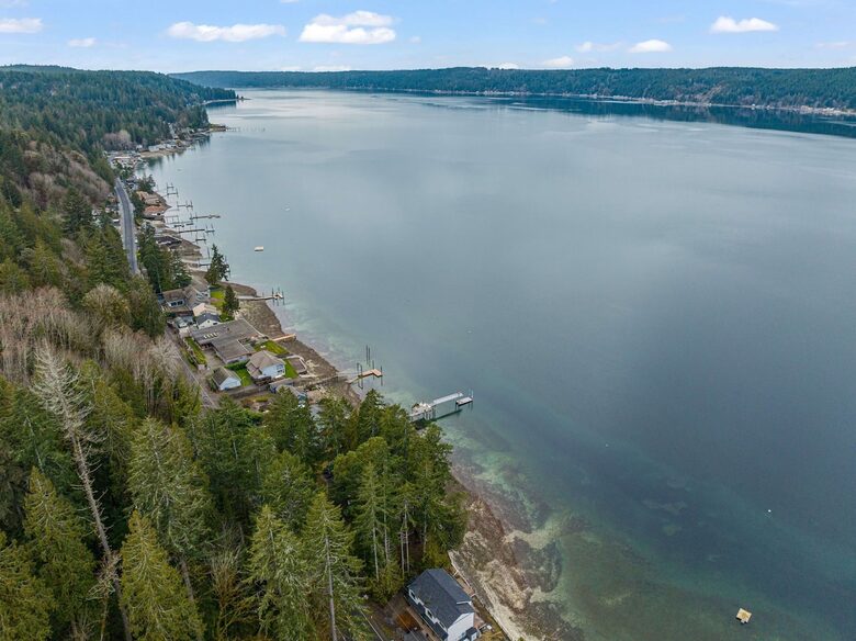 Luxury Hood Canal Beachfront Home w/ Large Deck & Kayaks! - Belfair, Washington
