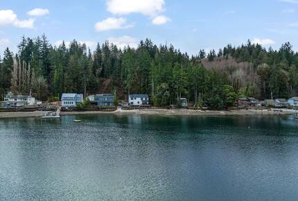 Luxury Hood Canal Beachfront Home w/ Large Deck & Kayaks! - Belfair, Washington