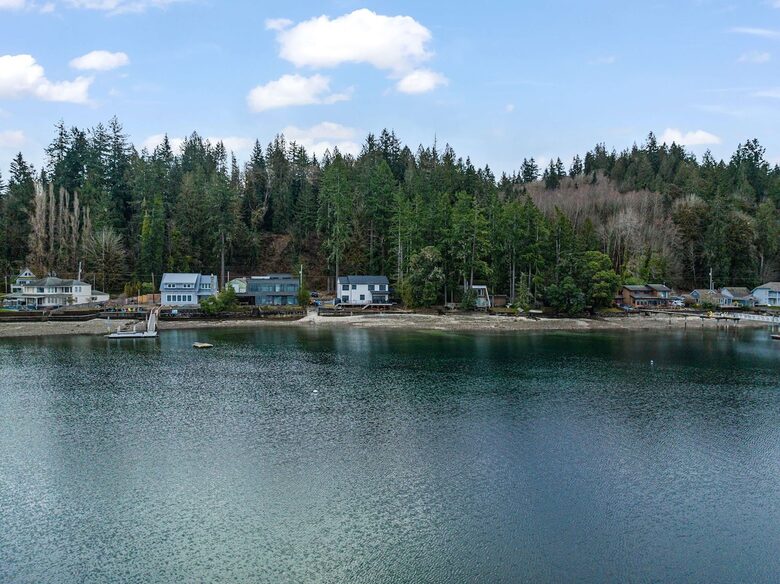 Luxury Hood Canal Beachfront Home w/ Large Deck & Kayaks! - Belfair, Washington