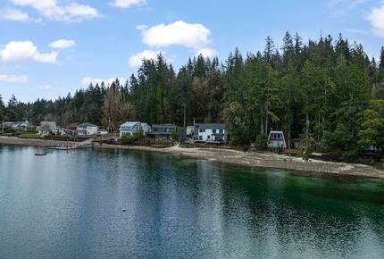 Luxury Hood Canal Beachfront Home w/ Large Deck & Kayaks! - Belfair, Washington