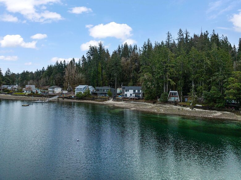 Luxury Hood Canal Beachfront Home w/ Large Deck & Kayaks! - Belfair, Washington