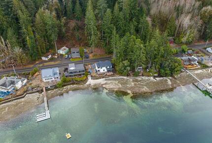 Luxury Hood Canal Beachfront Home w/ Large Deck & Kayaks! - Belfair, Washington