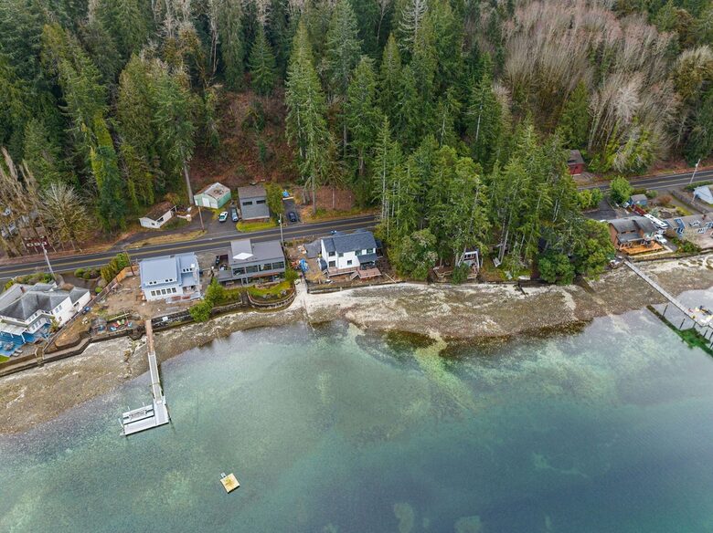 Luxury Hood Canal Beachfront Home w/ Large Deck & Kayaks! - Belfair, Washington