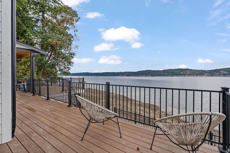 Luxury Hood Canal Beachfront Home w/ Large Deck & Kayaks! - Belfair, Washington