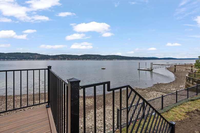 Luxury Hood Canal Beachfront Home w/ Large Deck & Kayaks! - Belfair, Washington