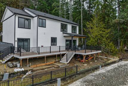 Luxury Hood Canal Beachfront Home w/ Large Deck & Kayaks! - Belfair, Washington