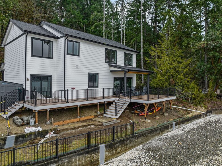 Luxury Hood Canal Beachfront Home w/ Large Deck & Kayaks! - Belfair, Washington
