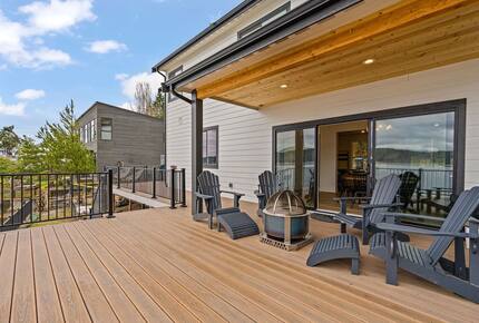 Luxury Hood Canal Beachfront Home w/ Large Deck & Kayaks! - Belfair, Washington
