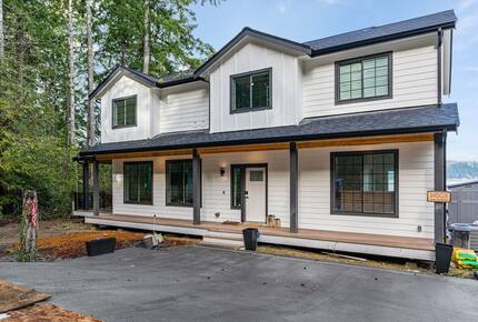 Luxury Hood Canal Beachfront Home w/ Large Deck & Kayaks! - Belfair, Washington