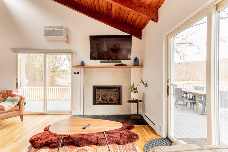 Peaceful Retreat on Delaware River | With a Hot tub & Game Room - Narrowsburg, New York