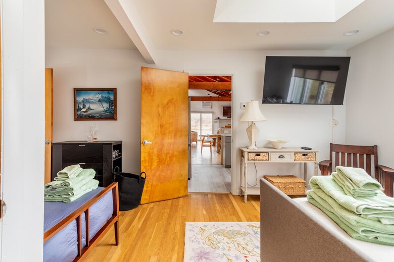 Peaceful Retreat on Delaware River | With a Hot tub & Game Room - Narrowsburg, New York