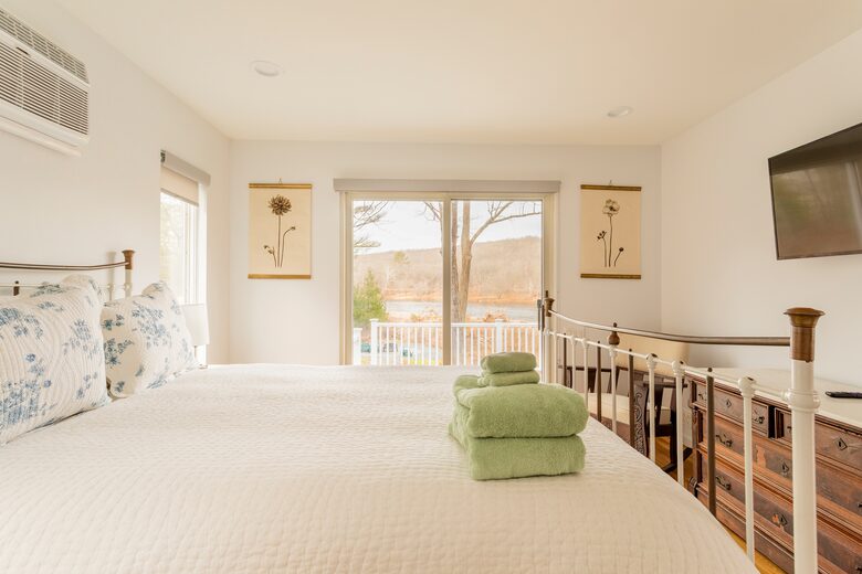 Peaceful Retreat on Delaware River | With a Hot tub & Game Room - Narrowsburg, New York