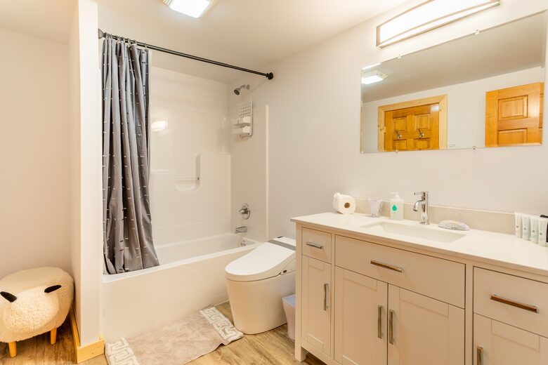 Peaceful Retreat on Delaware River | With a Hot tub & Game Room - Narrowsburg, New York