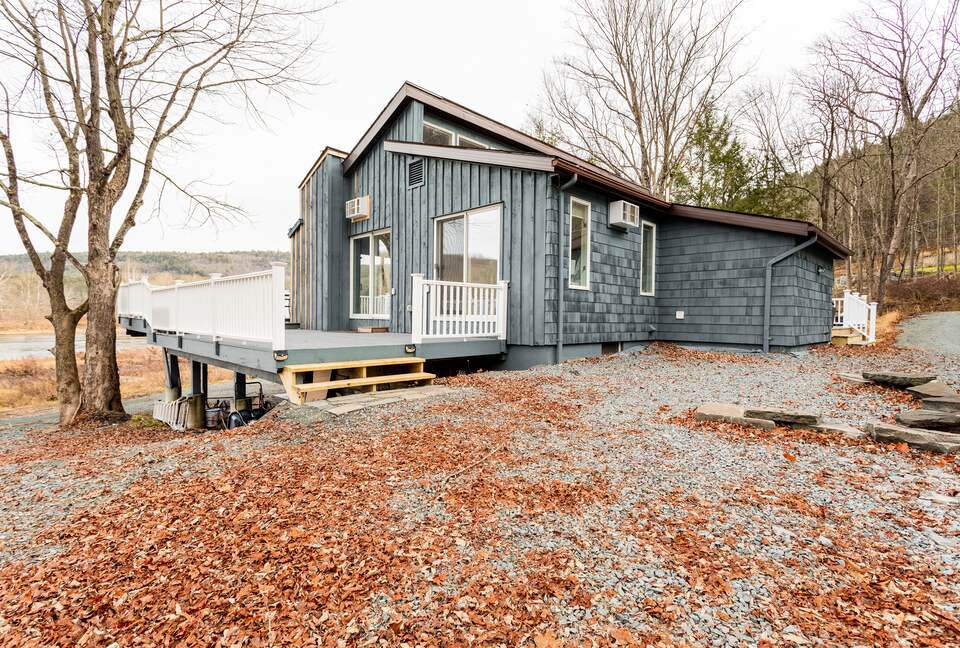 Peaceful Retreat on Delaware River | With a Hot tub & Game Room - Narrowsburg, New York