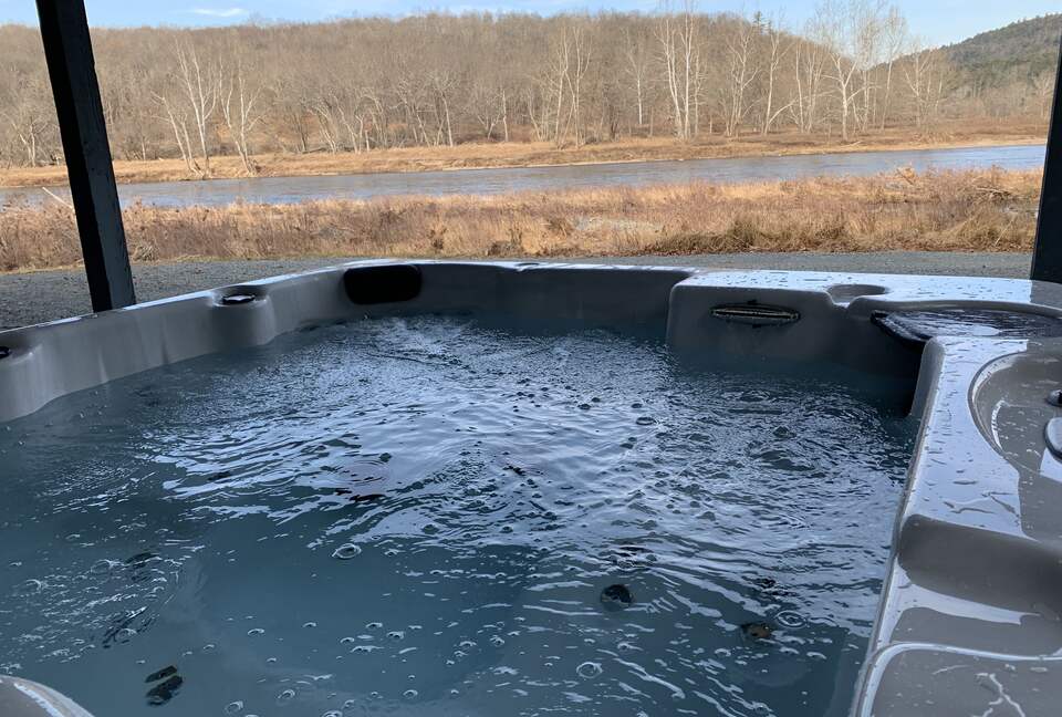 Peaceful Retreat on Delaware River | With a Hot tub & Game Room - Narrowsburg, New York