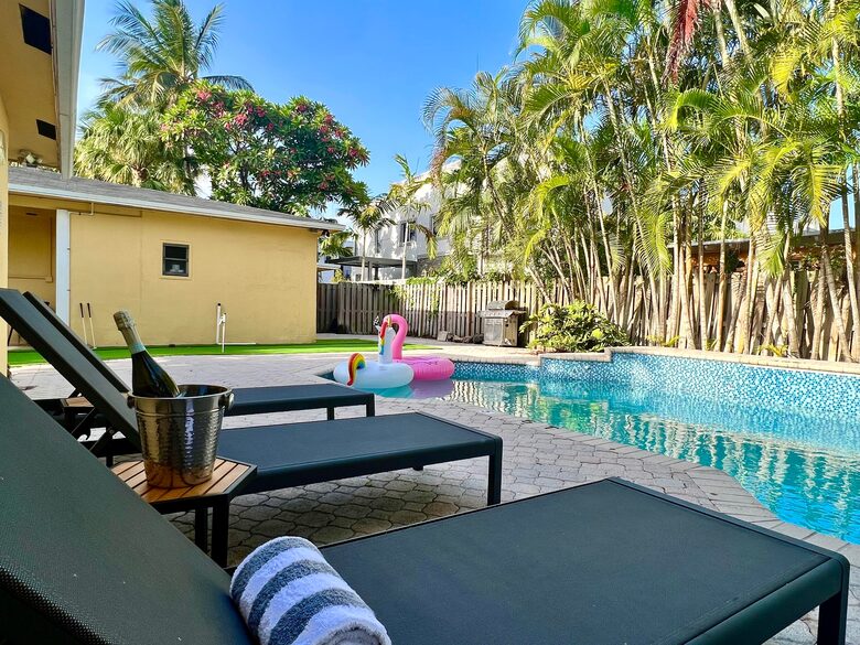 Spacious Villa with 9 bedrooms, pool, and great location! - Fort Lauderdale, Florida
