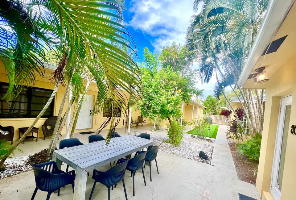 Spacious Villa with 9 bedrooms, pool, and great location! - Fort Lauderdale, Florida