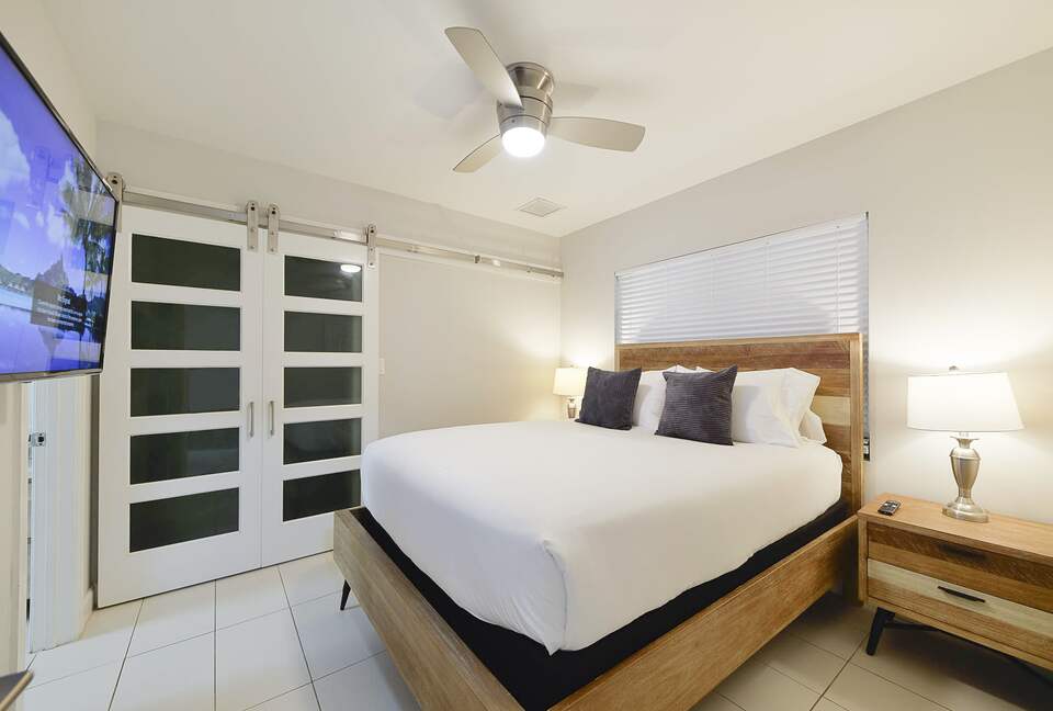 Spacious Villa with 9 bedrooms, pool, and great location! - Fort Lauderdale, Florida