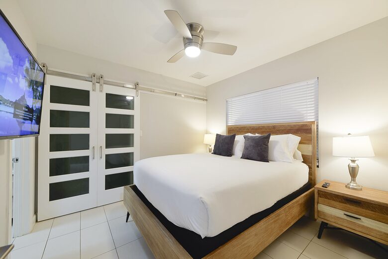 Spacious Villa with 9 bedrooms, pool, and great location! - Fort Lauderdale, Florida