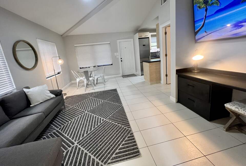 Spacious Villa with 9 bedrooms, pool, and great location! - Fort Lauderdale, Florida