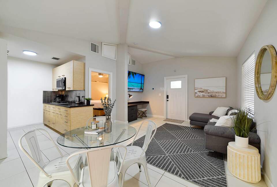 Spacious Villa with 9 bedrooms, pool, and great location! - Fort Lauderdale, Florida