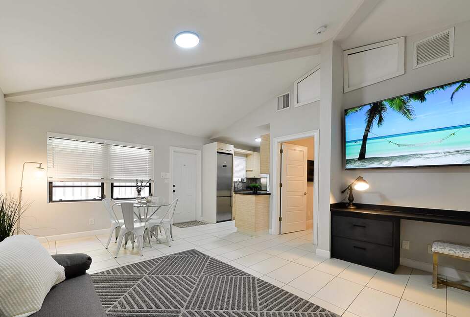 Spacious Villa with 9 bedrooms, pool, and great location! - Fort Lauderdale, Florida