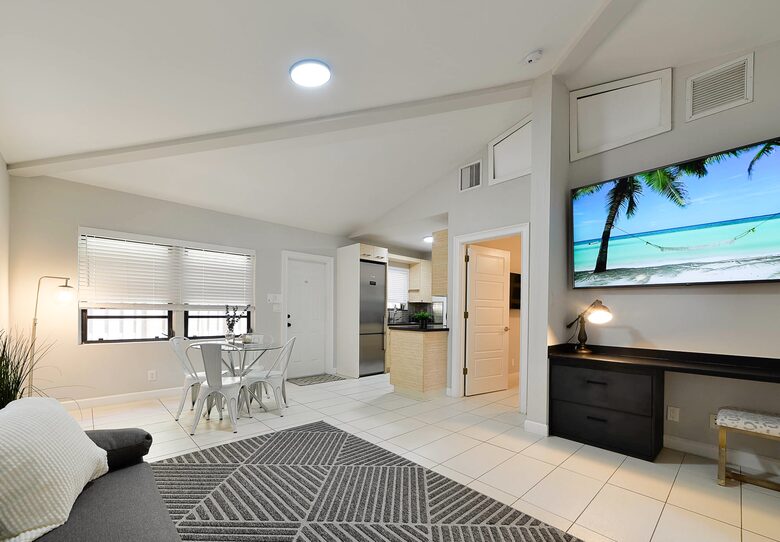 Spacious Villa with 9 bedrooms, pool, and great location! - Fort Lauderdale, Florida