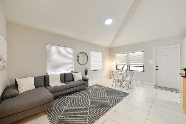 Spacious Villa with 9 bedrooms, pool, and great location! - Fort Lauderdale, Florida