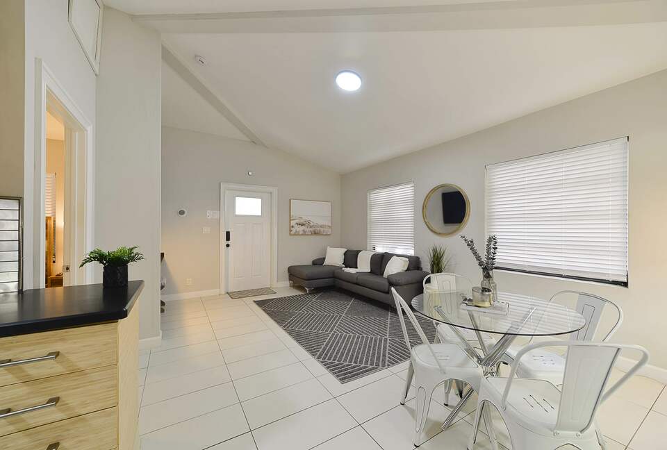 Spacious Villa with 9 bedrooms, pool, and great location! - Fort Lauderdale, Florida