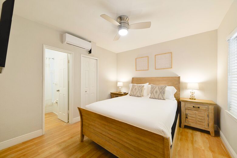 Spacious Villa with 9 bedrooms, pool, and great location! - Fort Lauderdale, Florida