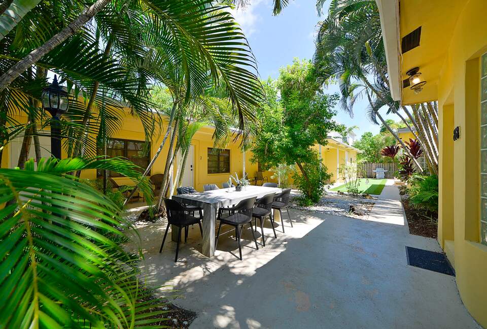 Spacious Villa with 9 bedrooms, pool, and great location! - Fort Lauderdale, Florida