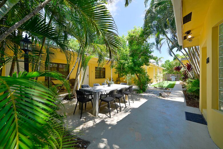 Spacious Villa with 9 bedrooms, pool, and great location! - Fort Lauderdale, Florida