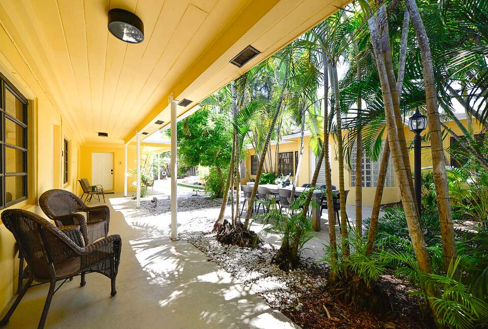 Spacious Villa with 9 bedrooms, pool, and great location! - Fort Lauderdale, Florida
