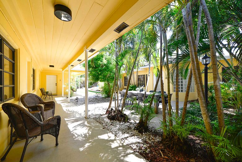 Spacious Villa with 9 bedrooms, pool, and great location! - Fort Lauderdale, Florida