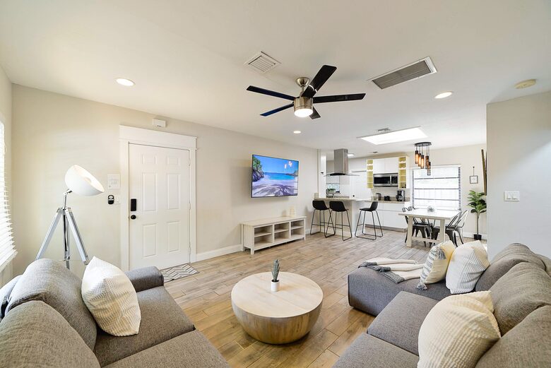 Spacious Villa with 9 bedrooms, pool, and great location! - Fort Lauderdale, Florida