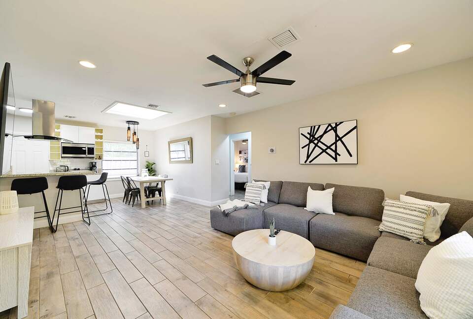 Spacious Villa with 9 bedrooms, pool, and great location! - Fort Lauderdale, Florida