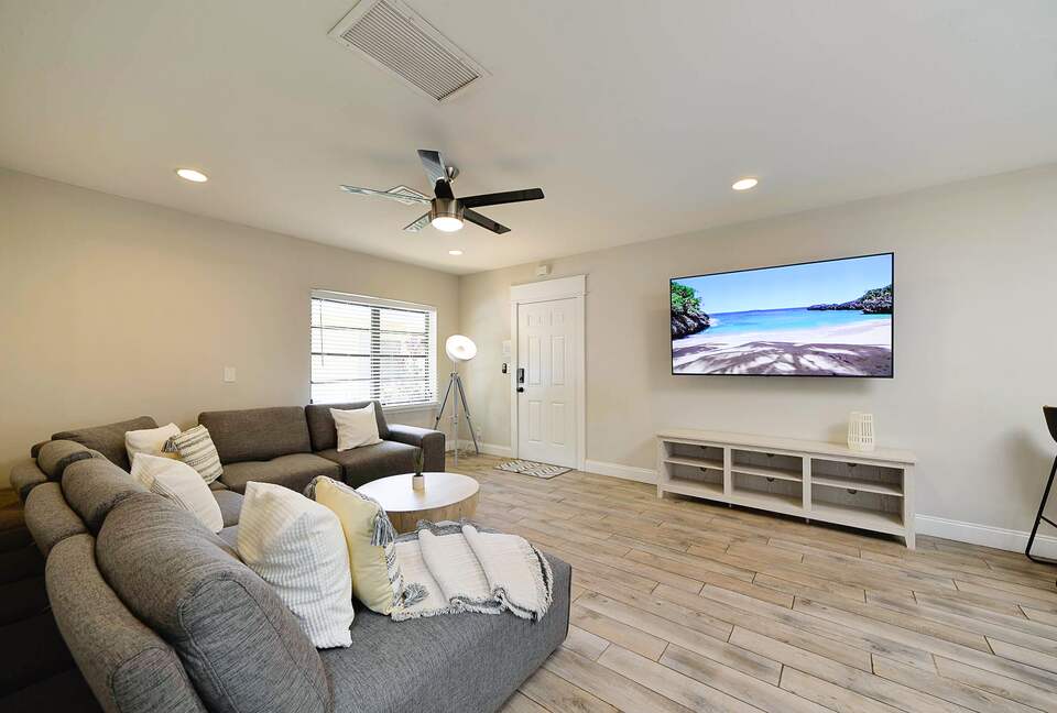 Spacious Villa with 9 bedrooms, pool, and great location! - Fort Lauderdale, Florida