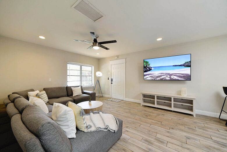 Spacious Villa with 9 bedrooms, pool, and great location! - Fort Lauderdale, Florida