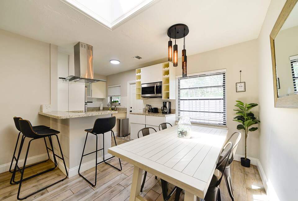 Spacious Villa with 9 bedrooms, pool, and great location! - Fort Lauderdale, Florida