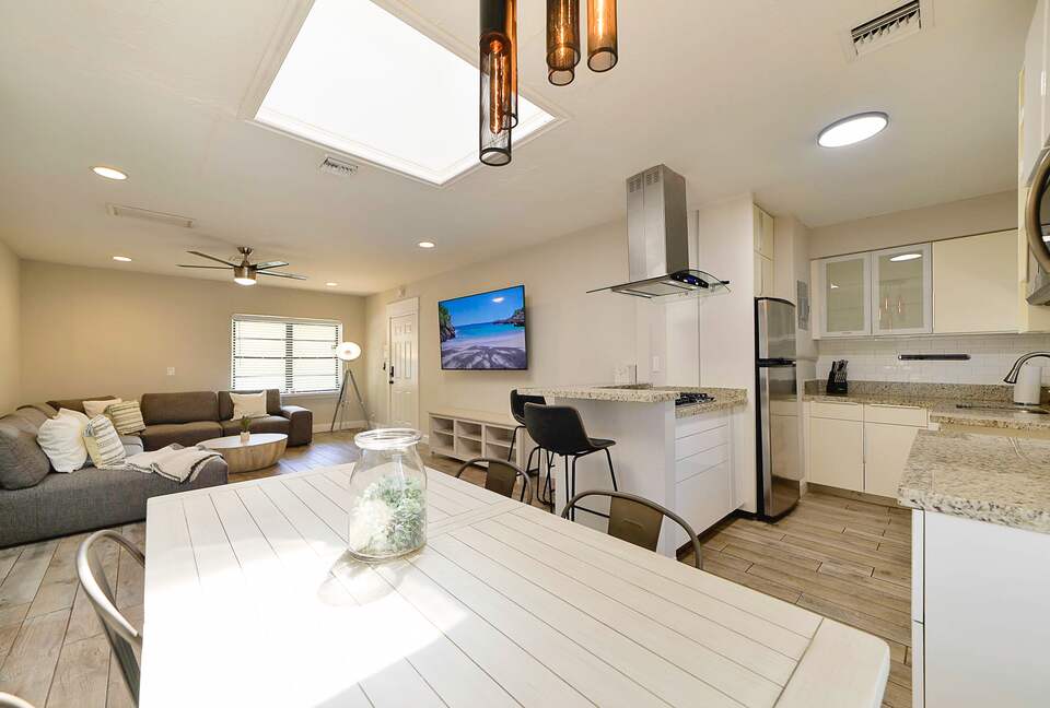 Spacious Villa with 9 bedrooms, pool, and great location! - Fort Lauderdale, Florida