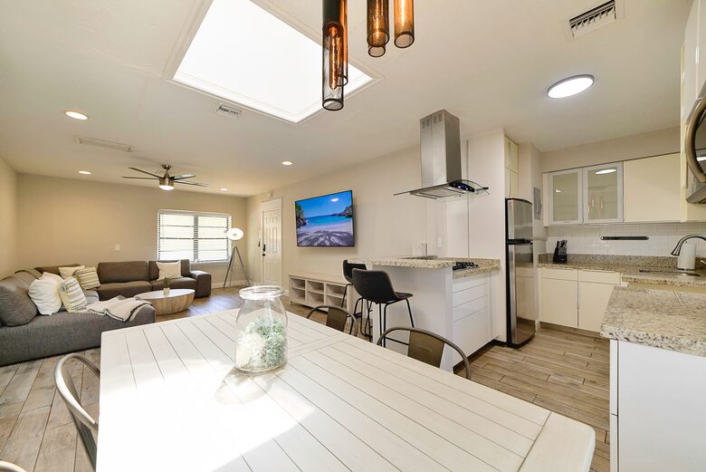 Spacious Villa with 9 bedrooms, pool, and great location! - Fort Lauderdale, Florida