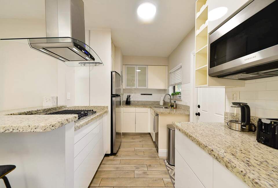 Spacious Villa with 9 bedrooms, pool, and great location! - Fort Lauderdale, Florida