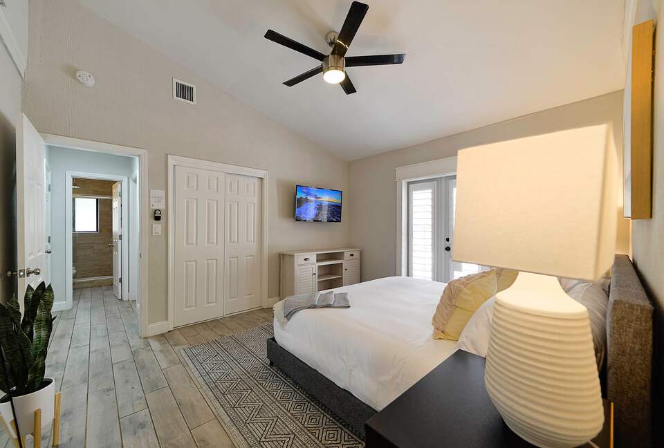 Spacious Villa with 9 bedrooms, pool, and great location! - Fort Lauderdale, Florida