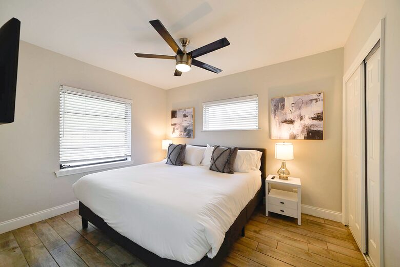 Spacious Villa with 9 bedrooms, pool, and great location! - Fort Lauderdale, Florida