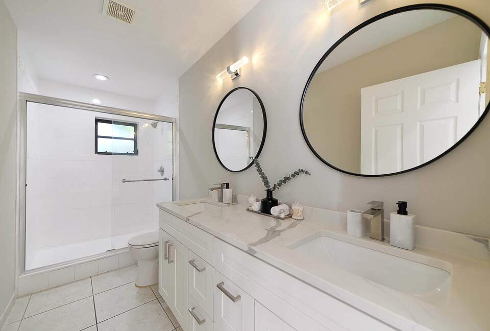 Spacious Villa with 9 bedrooms, pool, and great location! - Fort Lauderdale, Florida