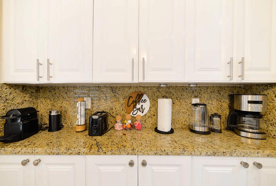 Spacious Villa with 9 bedrooms, pool, and great location! - Fort Lauderdale, Florida