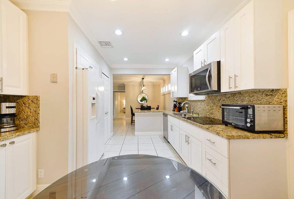 Spacious Villa with 9 bedrooms, pool, and great location! - Fort Lauderdale, Florida