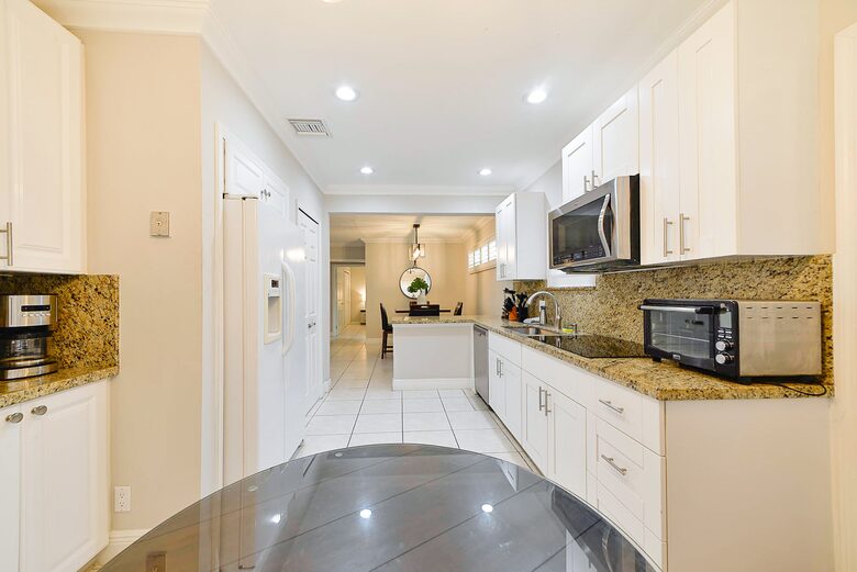 Spacious Villa with 9 bedrooms, pool, and great location! - Fort Lauderdale, Florida