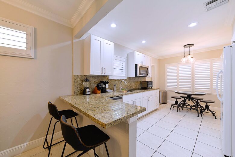 Spacious Villa with 9 bedrooms, pool, and great location! - Fort Lauderdale, Florida