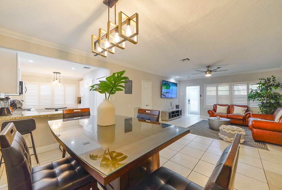 Spacious Villa with 9 bedrooms, pool, and great location! - Fort Lauderdale, Florida